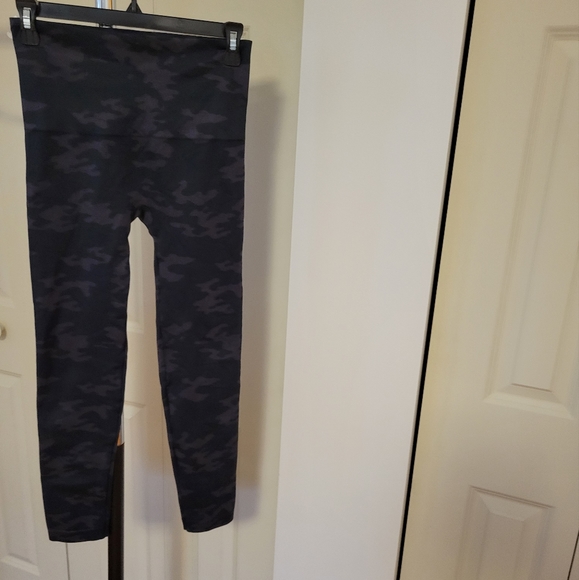 Spanx - Cropped Look At Me Now Watercolor Leggings - Picture 2 of 5